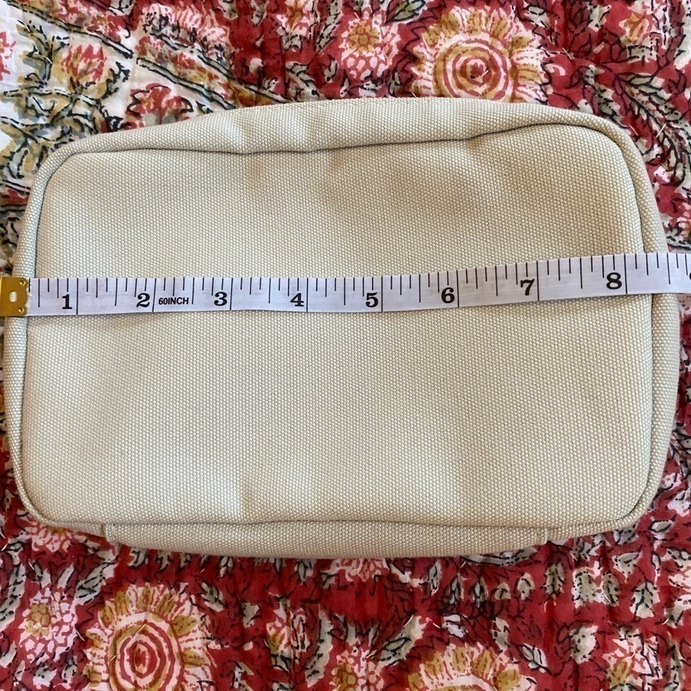𝅺3 make up bags 1 Bare minerals and 2 old navy bags and one Earthbound head band - Picture 2 of 11